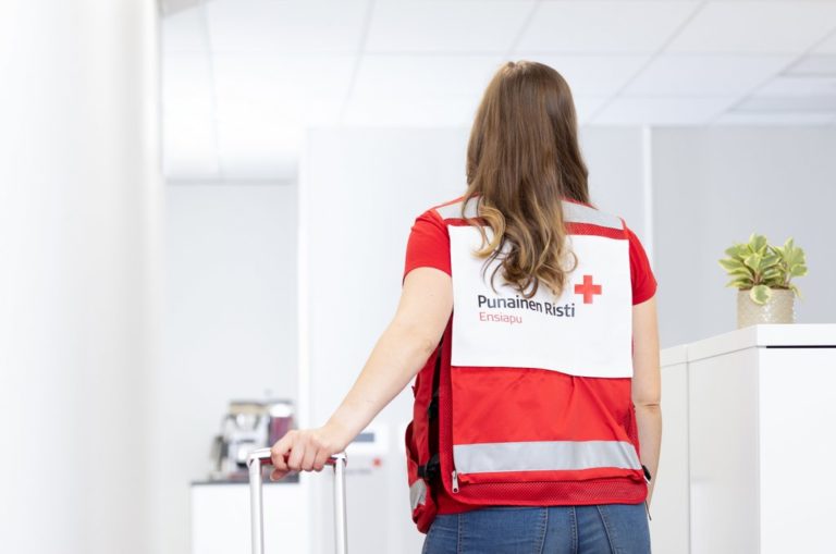 Ensiavun kouluttaja, jolla on päällään Punainen Risti Ensiavun liivi.